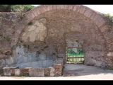 02963 ostia - regio v - insula v - terme dell'invidioso (v,v,2) - raum d - frigidarium - suedseite.jpg